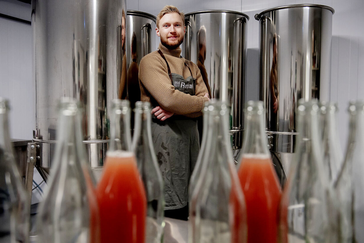 Emil Døi Van Dijk Jensen ejer Rebæl, der producerer cocktails på flaske, som har ambitionen om at komme ind på hylderne i de danske butikskæder.